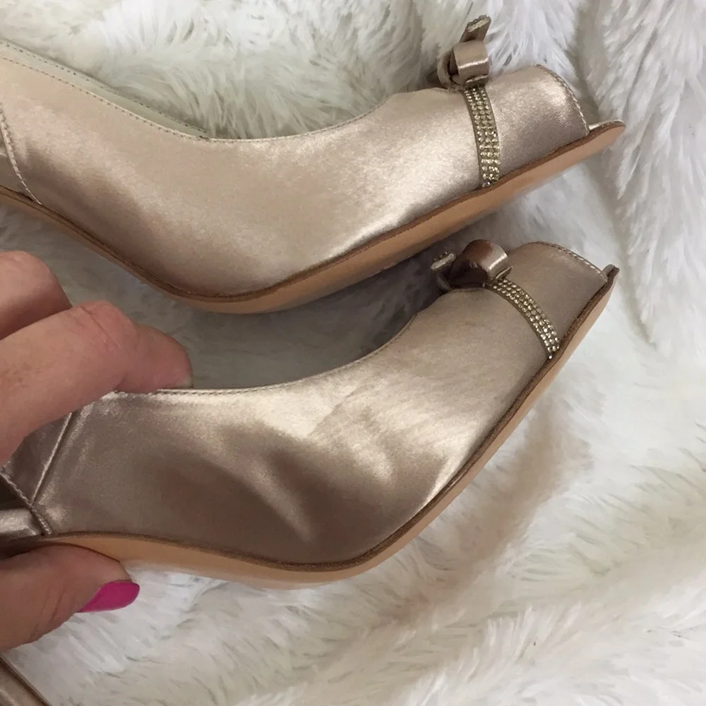 NEW STUART WEITZMAN Blonde Satin Bow Slimg Back Buckle 4” Heels SZ 9 - Picture 4 of 8